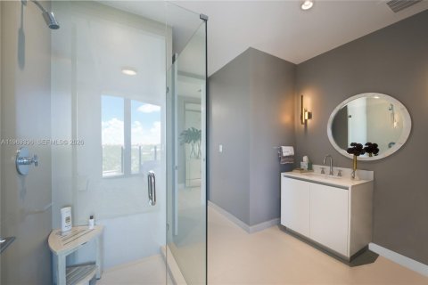 Condo in Miami, Florida, 2 bedrooms  № 2030996 - photo 12