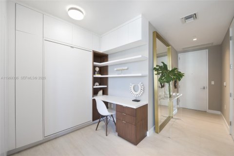 Condo in Miami, Florida, 2 bedrooms  № 2030996 - photo 5