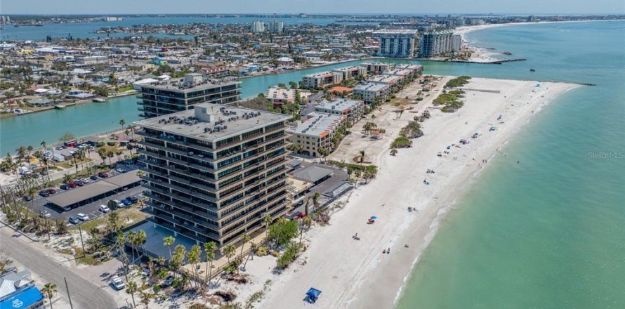 Condo à Treasure Island, Floride, 2 chambres  № 2378195
