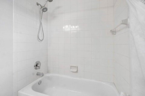 House in West Palm Beach, Florida 5 bedrooms, 308.16 sq.m. № 2083310 - photo 16