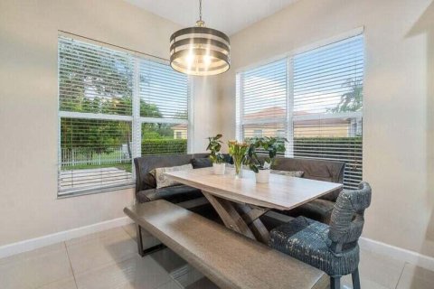 House in West Palm Beach, Florida 5 bedrooms, 308.16 sq.m. № 2083310 - photo 4
