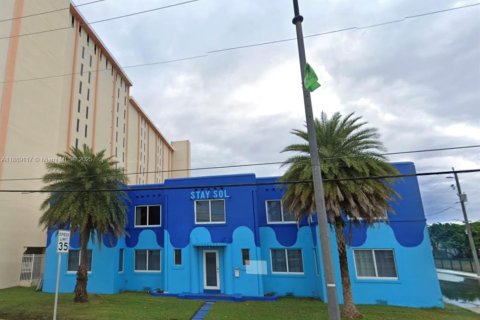 Propiedad comercial en venta en Hollywood, Florida, 351.91 m2 № 1944848 - foto 2