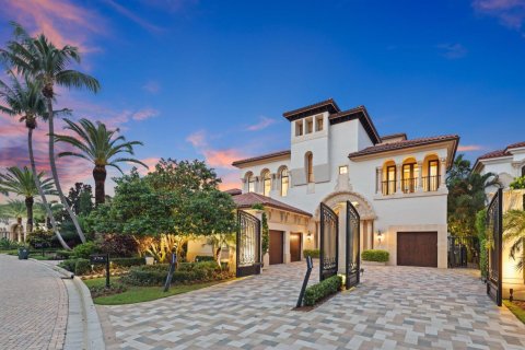 House in Boca Raton, Florida 4 bedrooms, 573.86 sq.m. № 2389910 - photo 11