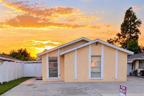 Casa en alquiler en Tampa, Florida, 3 dormitorios, 130.25 m2 № 2389214 - foto 1