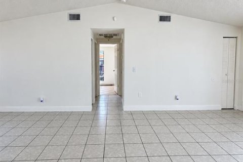 Casa en alquiler en Tampa, Florida, 3 dormitorios, 130.25 m2 № 2389214 - foto 2