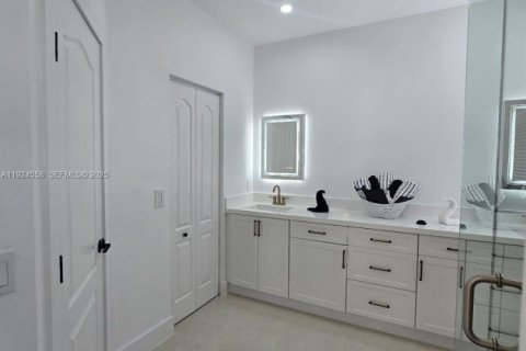 Casa en venta en Miami, Florida, 4 dormitorios, 217.21 m2 № 1982927 - foto 20
