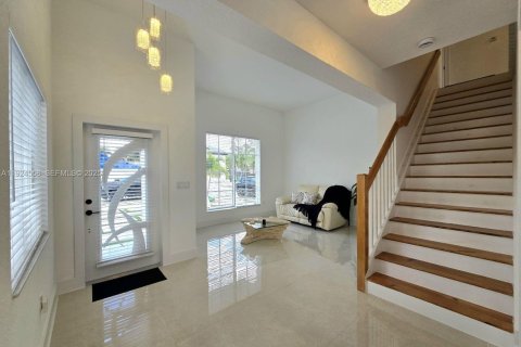 Casa en venta en Miami, Florida, 4 dormitorios, 217.21 m2 № 1982927 - foto 7