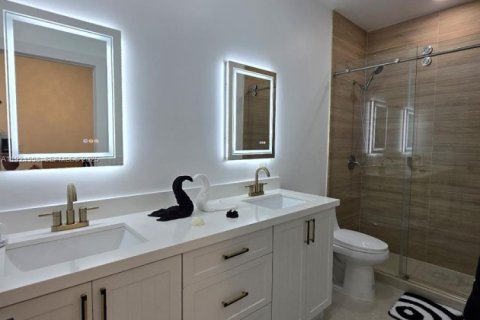 Casa en venta en Miami, Florida, 4 dormitorios, 217.21 m2 № 1982927 - foto 17