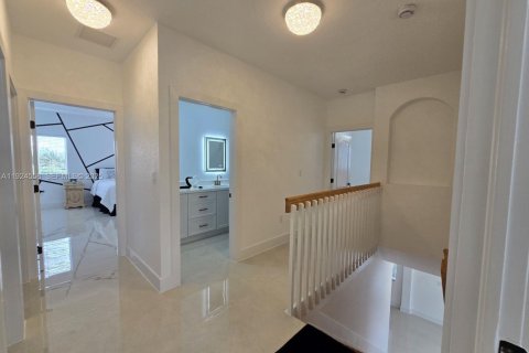 Casa en venta en Miami, Florida, 4 dormitorios, 217.21 m2 № 1982927 - foto 16