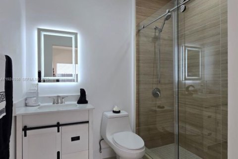 Casa en venta en Miami, Florida, 4 dormitorios, 217.21 m2 № 1982927 - foto 9