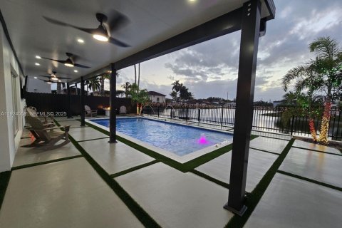 Casa en venta en Miami, Florida, 4 dormitorios, 217.21 m2 № 1982927 - foto 6