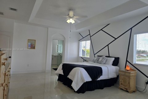 Casa en venta en Miami, Florida, 4 dormitorios, 217.21 m2 № 1982927 - foto 19
