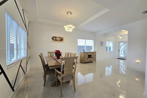 Casa en venta en Miami, Florida, 4 dormitorios, 217.21 m2 № 1982927 - foto 10
