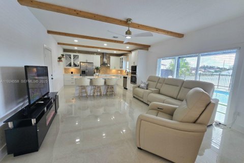 Casa en venta en Miami, Florida, 4 dormitorios, 217.21 m2 № 1982927 - foto 12