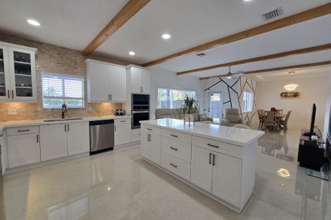Casa en venta en Miami, Florida, 4 dormitorios, 217.21 m2 № 1982927 - foto 15