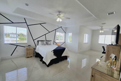 Casa en venta en Miami, Florida, 4 dormitorios, 217.21 m2 № 1982927 - foto 18