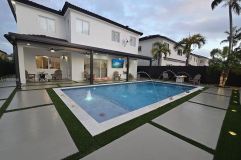 Casa en venta en Miami, Florida, 4 dormitorios, 217.21 m2 № 1982927 - foto 5