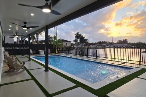 Casa en venta en Miami, Florida, 4 dormitorios, 217.21 m2 № 1982927 - foto 3