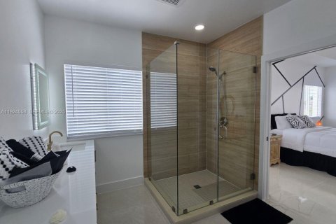 Casa en venta en Miami, Florida, 4 dormitorios, 217.21 m2 № 1982927 - foto 21