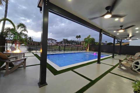 Casa en venta en Miami, Florida, 4 dormitorios, 217.21 m2 № 1982927 - foto 4