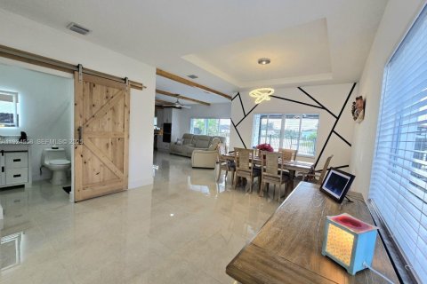 Casa en venta en Miami, Florida, 4 dormitorios, 217.21 m2 № 1982927 - foto 8