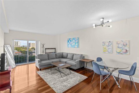 Condo in Coral Gables, Florida, 1 bedroom  № 1994565 - photo 1