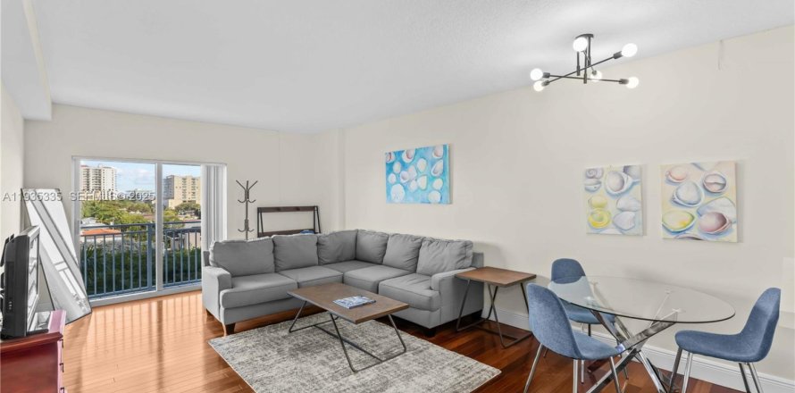 Condo in Coral Gables, Florida, 1 bedroom  № 1994565