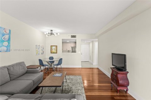 Condo in Coral Gables, Florida, 1 bedroom  № 1994565 - photo 2