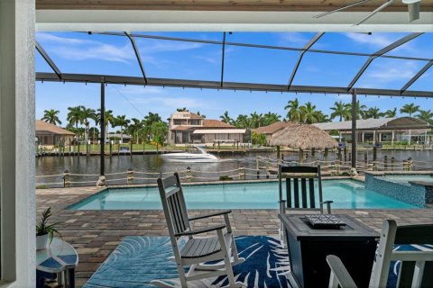 Villa ou maison à vendre à Cape Coral, Floride: 3 chambres, 230.77 m2 № 2417030 - photo 4