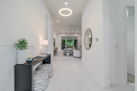 Villa ou maison à vendre à Biscayne Park, Floride: 4 chambres, 290.13 m2 № 2079990 - photo 8