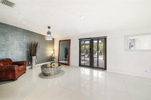 House in Fort Lauderdale, Florida 4 bedrooms, 203.83 sq.m. № 2343886 - photo 17