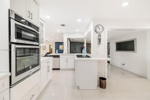 House in Fort Lauderdale, Florida 4 bedrooms, 203.83 sq.m. № 2343886 - photo 25