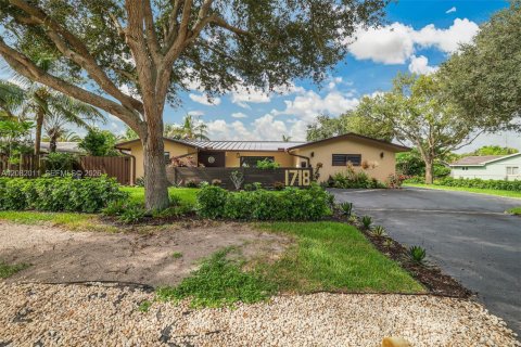 House in Fort Lauderdale, Florida 4 bedrooms, 203.83 sq.m. № 2343886 - photo 2