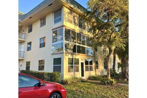 Condo in Tamarac, Florida, 2 bedrooms  № 2078454 - photo 30