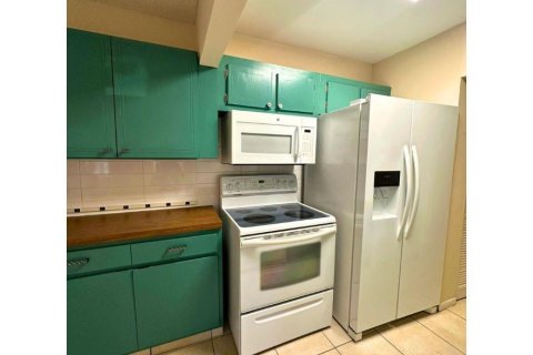 Condo in Tamarac, Florida, 2 bedrooms  № 2078454 - photo 11