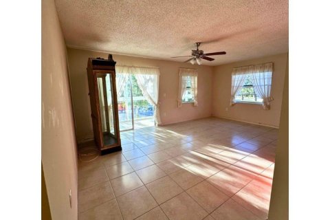 Condo in Tamarac, Florida, 2 bedrooms  № 2078454 - photo 3