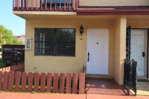 Condominio en Hialeah, Florida, 2 dormitorios  № 2050663