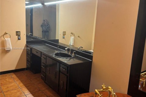 Купить кондоминиум в Халландейл-Бич, Флорида 3 спальни, 282.42м2, № 1965890 - фото 10