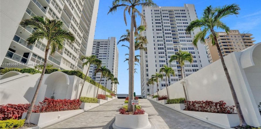 Кондоминиум с 3 спальнями в Халландейл-Бич, Флорида № 1965890