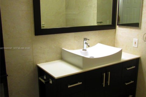 Condo in Pembroke Pines, Florida, 1 bedroom  № 2003438 - photo 8