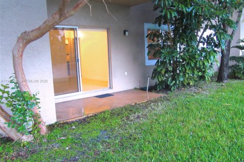 Condo in Pembroke Pines, Florida, 1 bedroom  № 2003438 - photo 12