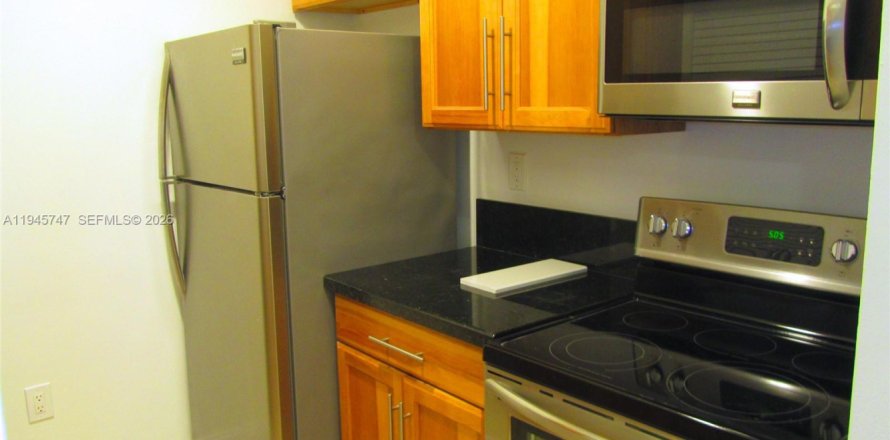Condo in Pembroke Pines, Florida, 1 bedroom  № 2003438
