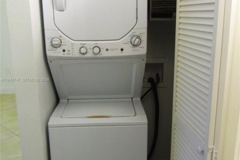 Condo in Pembroke Pines, Florida, 1 bedroom  № 2003438 - photo 10