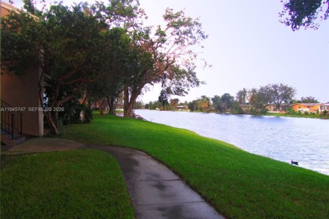 Condo in Pembroke Pines, Florida, 1 bedroom  № 2003438 - photo 13