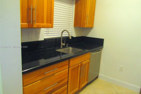 Condo in Pembroke Pines, Florida, 1 bedroom  № 2003438 - photo 2
