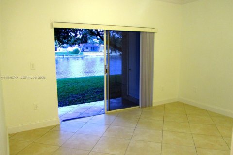 Condo in Pembroke Pines, Florida, 1 bedroom  № 2003438 - photo 4