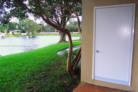 Condo in Pembroke Pines, Florida, 1 bedroom  № 2003438 - photo 11