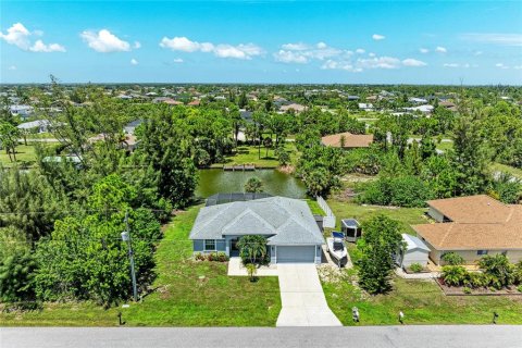 House in Port Charlotte, Florida 3 bedrooms, 152.36 sq.m. № 2322871
