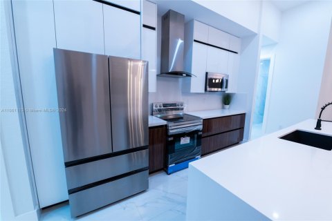 Casa en venta en Cape Coral, Florida, 4 dormitorios, 272.02 m2 № 2022781 - foto 14