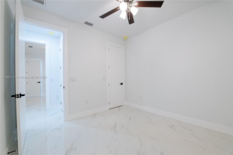 Casa en venta en Cape Coral, Florida, 4 dormitorios, 272.02 m2 № 2022781 - foto 21